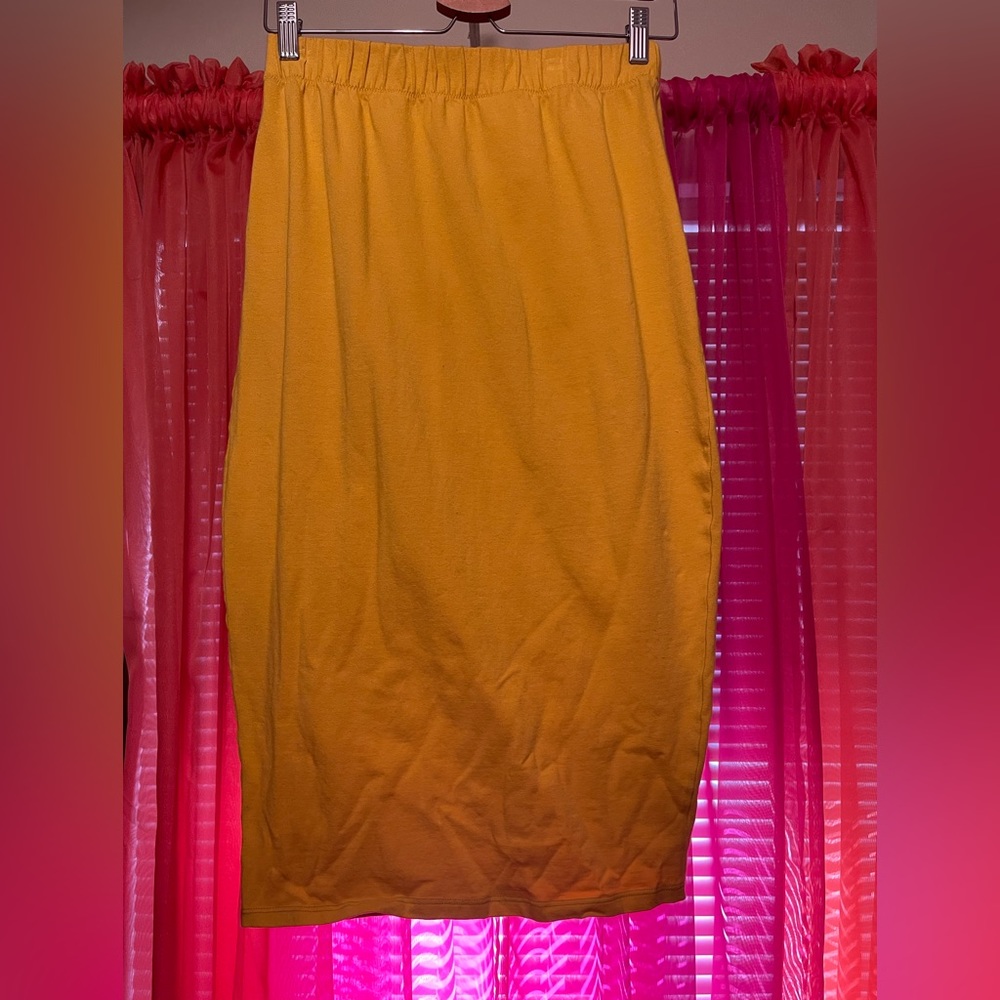 REBDOLLS knee length, large, gold, fitted skirt